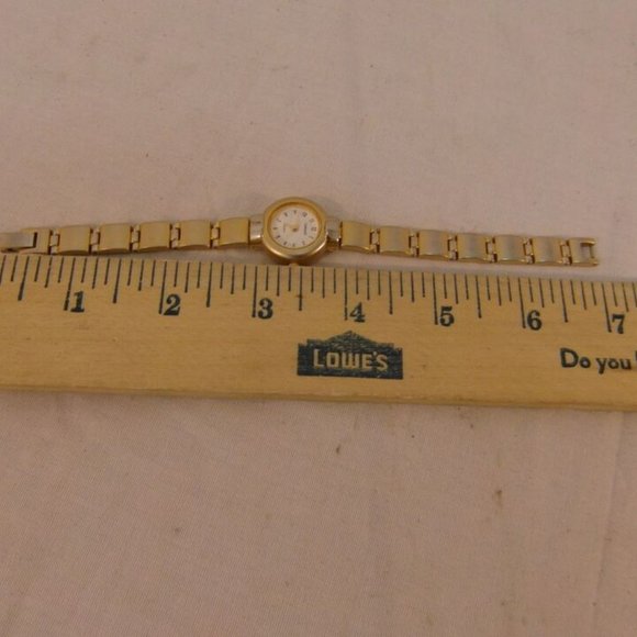WOMENs CARRIAGE GOLD SILVER STAINLESS STEEL BACK BASE METAL BEZEL WATCH NM 00495 main image 11